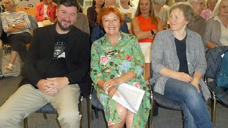 Alle wirkten mit. Von links: Pianist Giorgi Dolidze, die ebenfalls vortragene Ehefrau Schulz-Mittenzweis, Roswitha Mittenzwei sowie Inge Witzlau von Geest-Verlag. Foto: OR